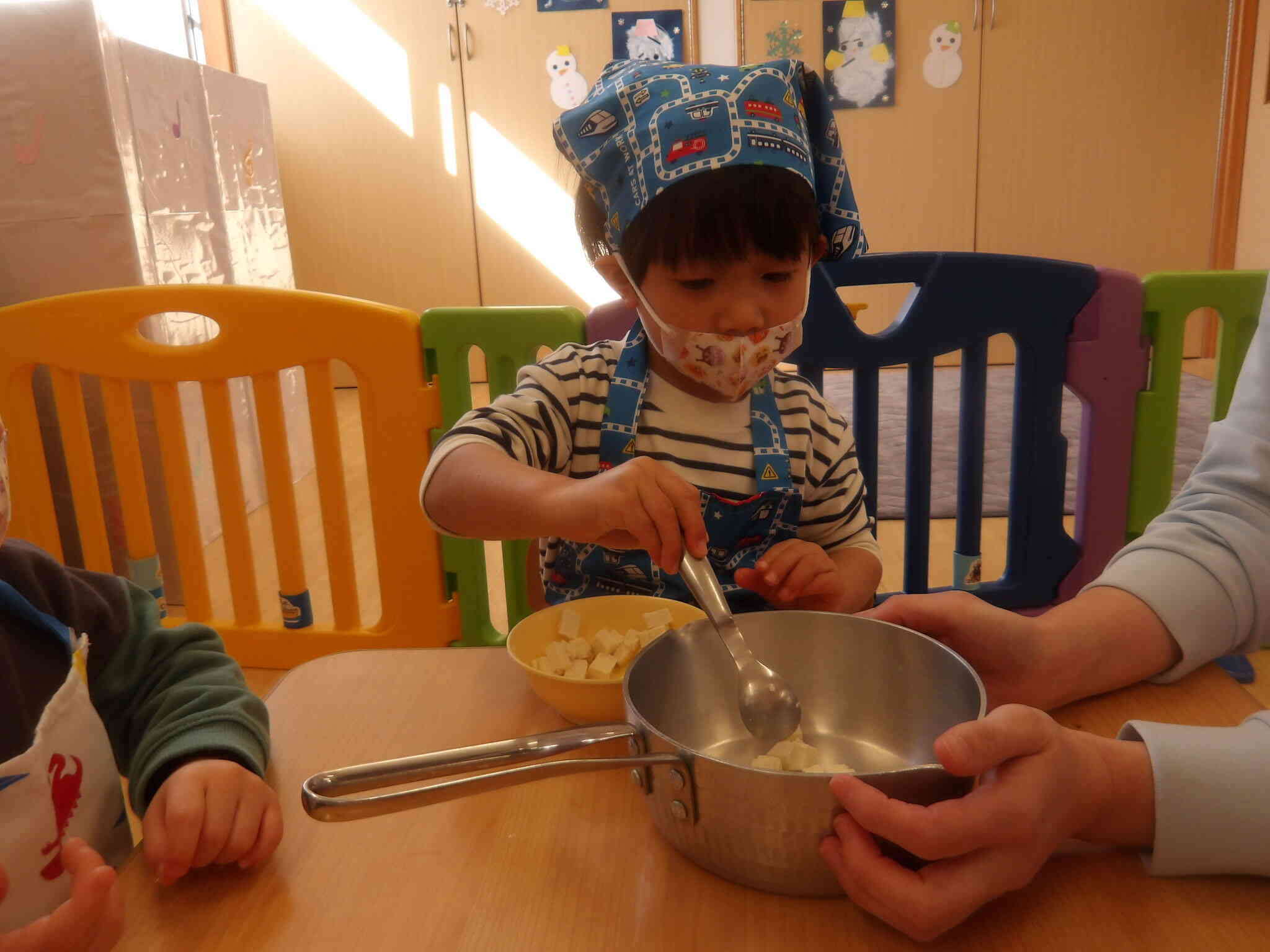 サイコロ型の豆腐をスプーンですくって鍋に入れました