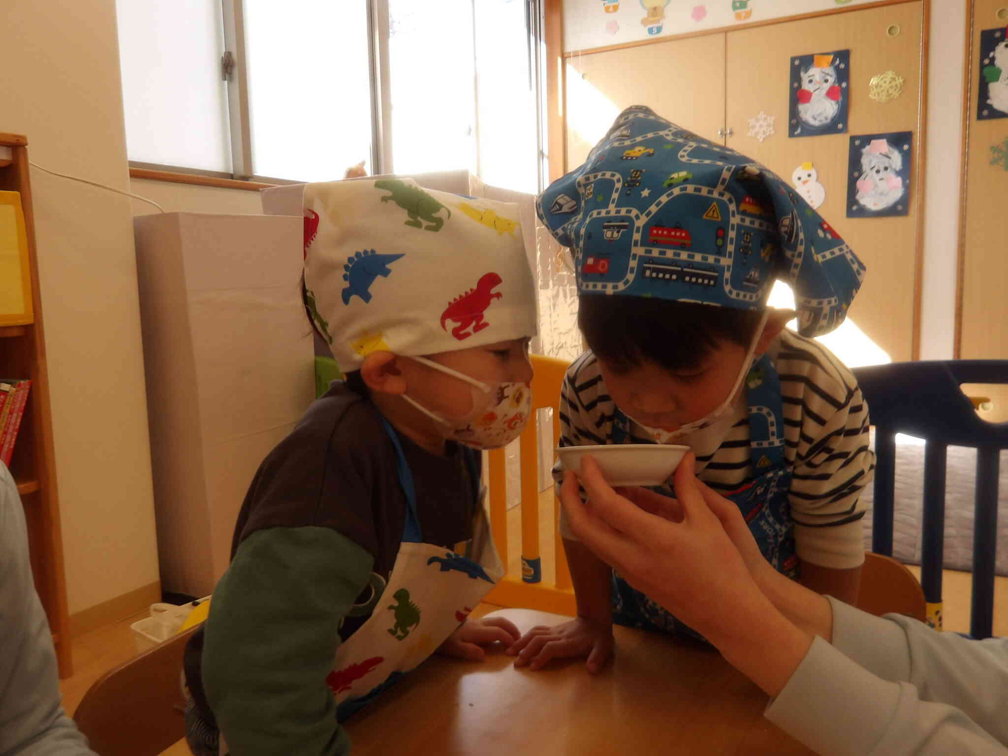 みそってどんな匂いがするの？とクンクン匂いをかいでいました