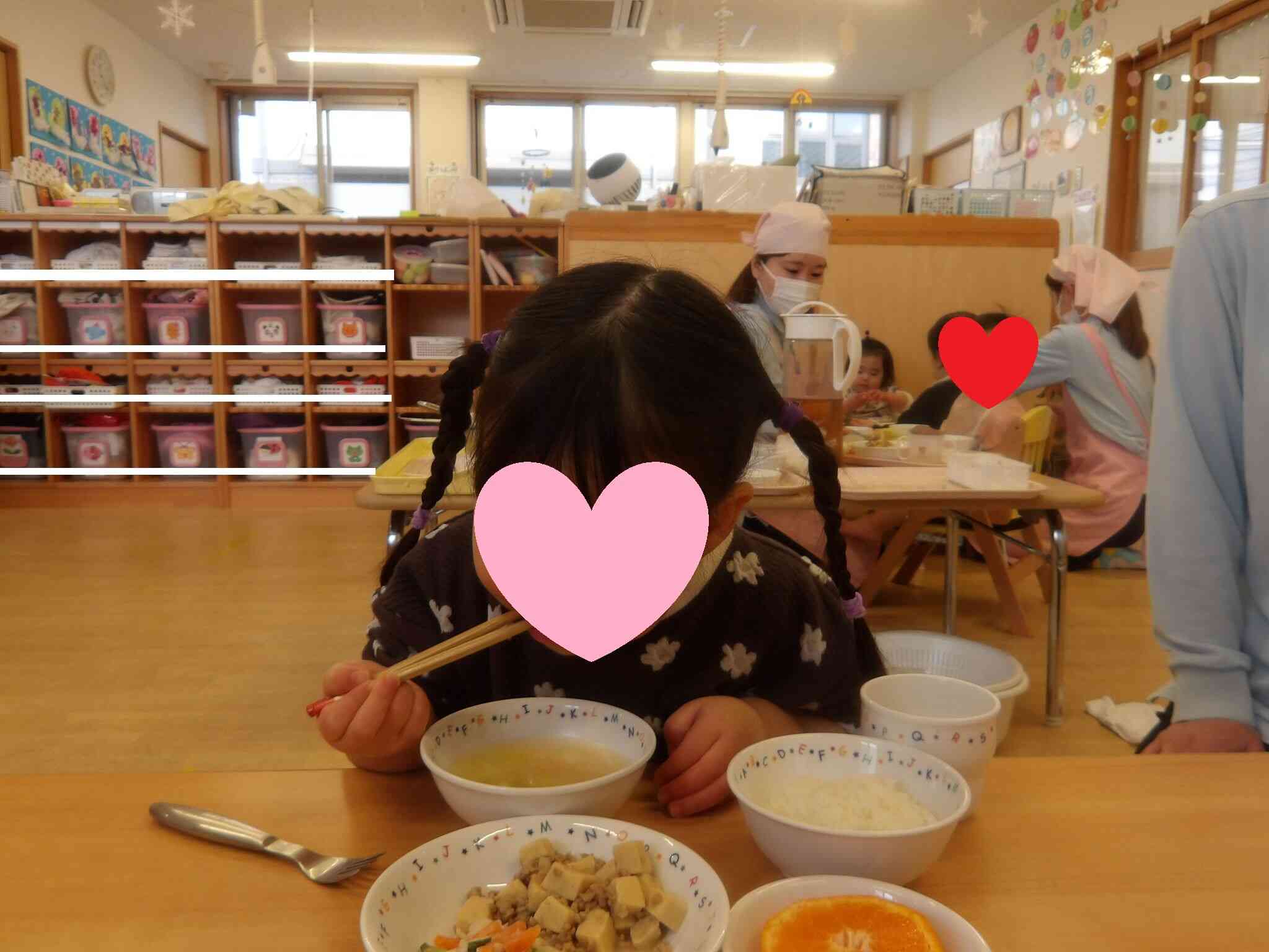 おみそ汁の具を箸を使って上手に掴み、「おいしいね」とおみそ汁を完食しました！