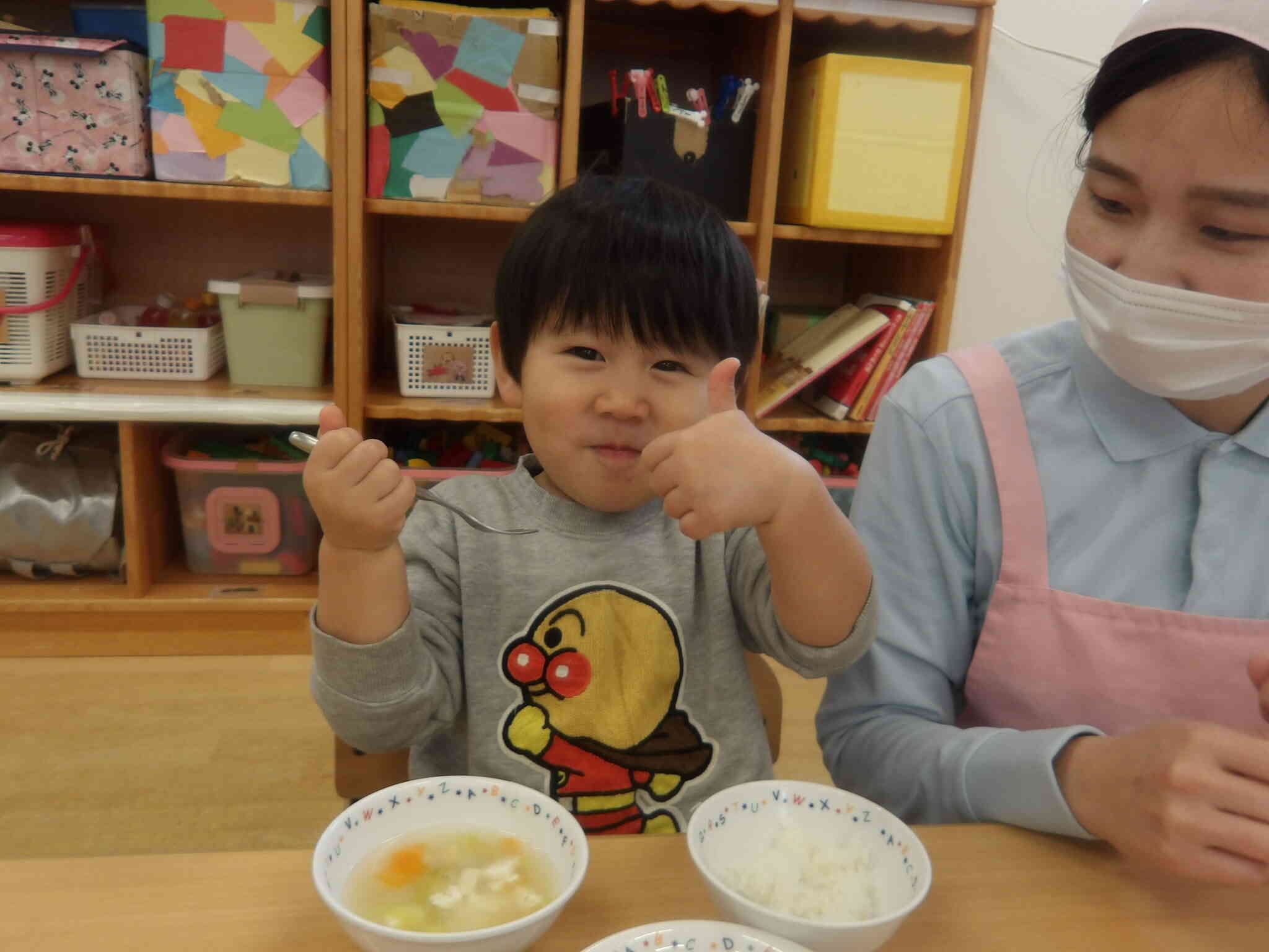 自分で作ったおみそ汁は格別！グーとおいしいポーズを見せてくれました