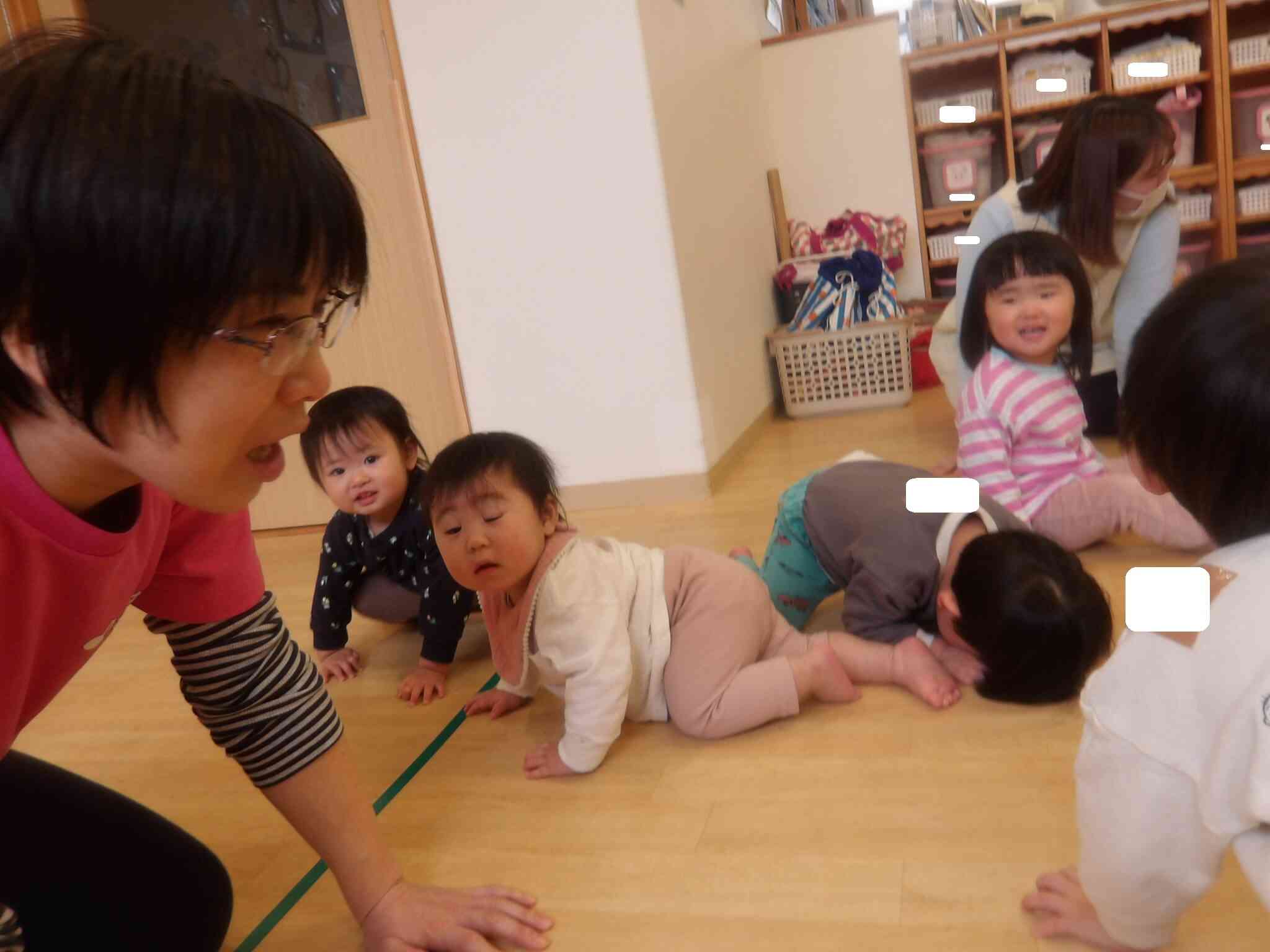 音楽に合わせて 這い這いしたよ。 這い這いでお顔を隠してばぁ!もできるよ。