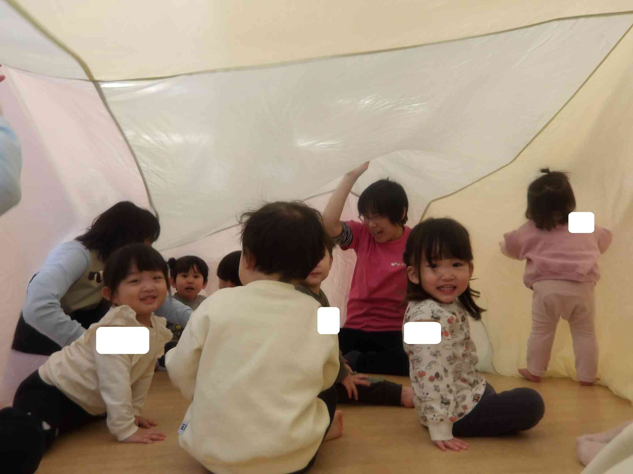 大きな布で遊んだよ