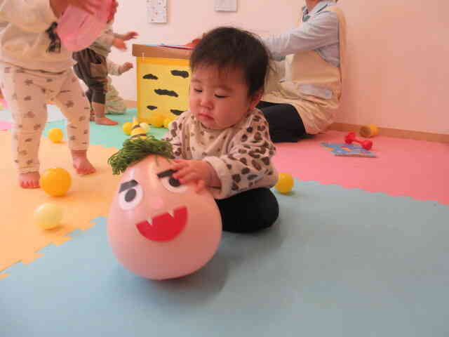 オニの起き上がりこぼしを揺らして楽しんでいました！ 