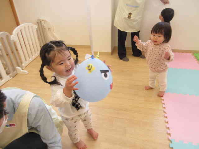 風船タッチが気に入り、「え～い！」と叩いて楽しんでいましたよ！ 