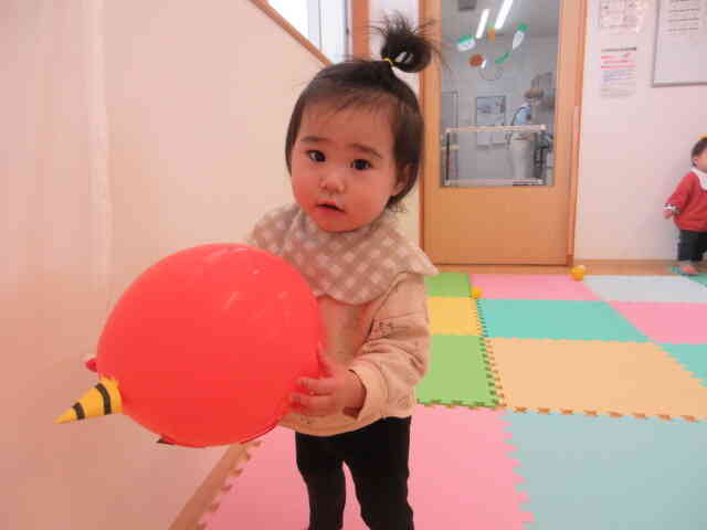 保育者に見て～とお気に入りの鬼を見せてくれましたよ。  