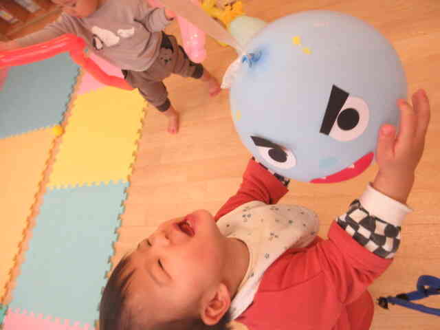 ひよこ組のお友だちは風船タッチをしました。Mくんが嬉しそうに風船にぎゅ～としていて可愛かったです！ 