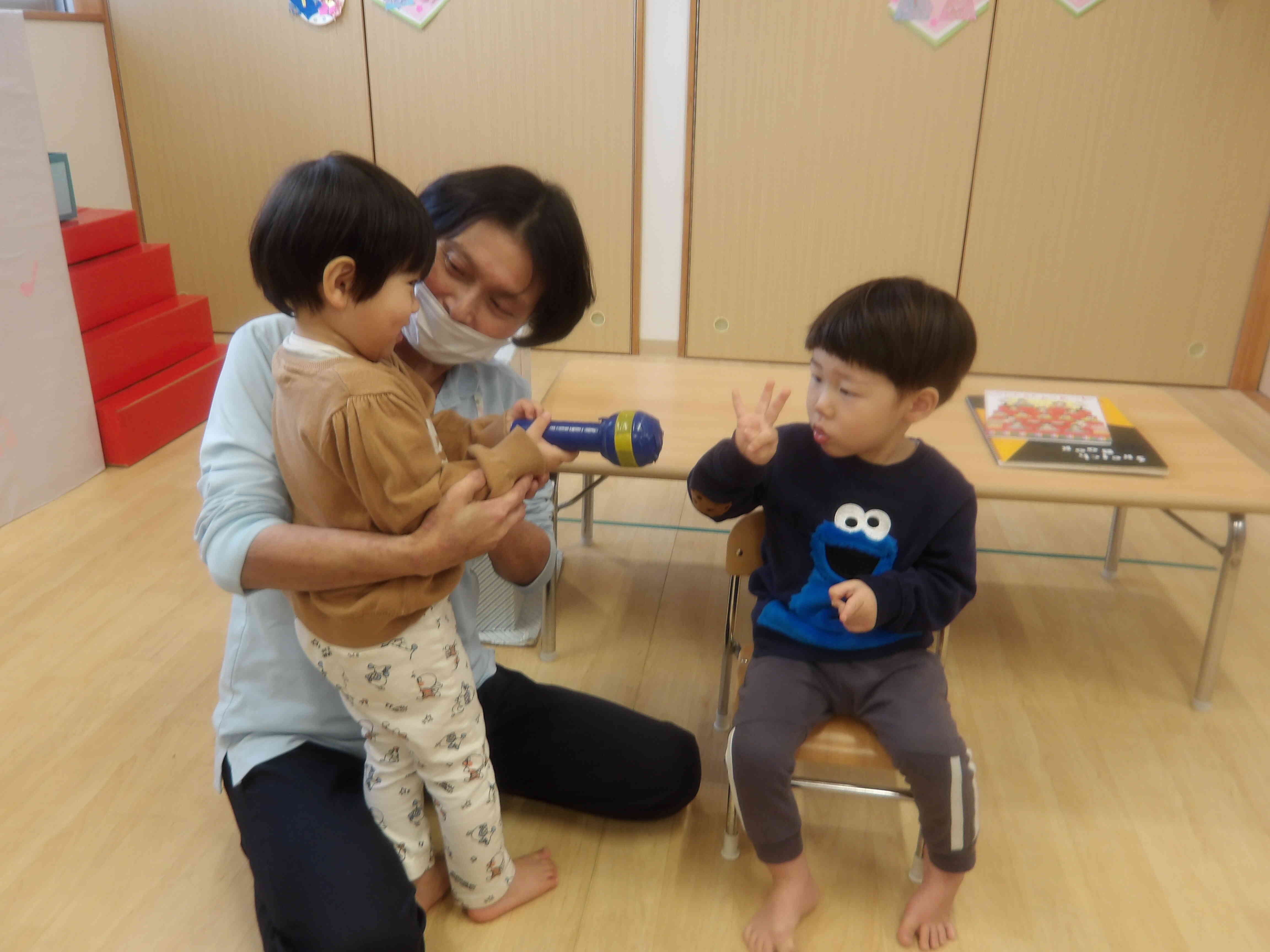 お友だちがインタビューをしてくれました。3歳です！　指で3歳ができたね。