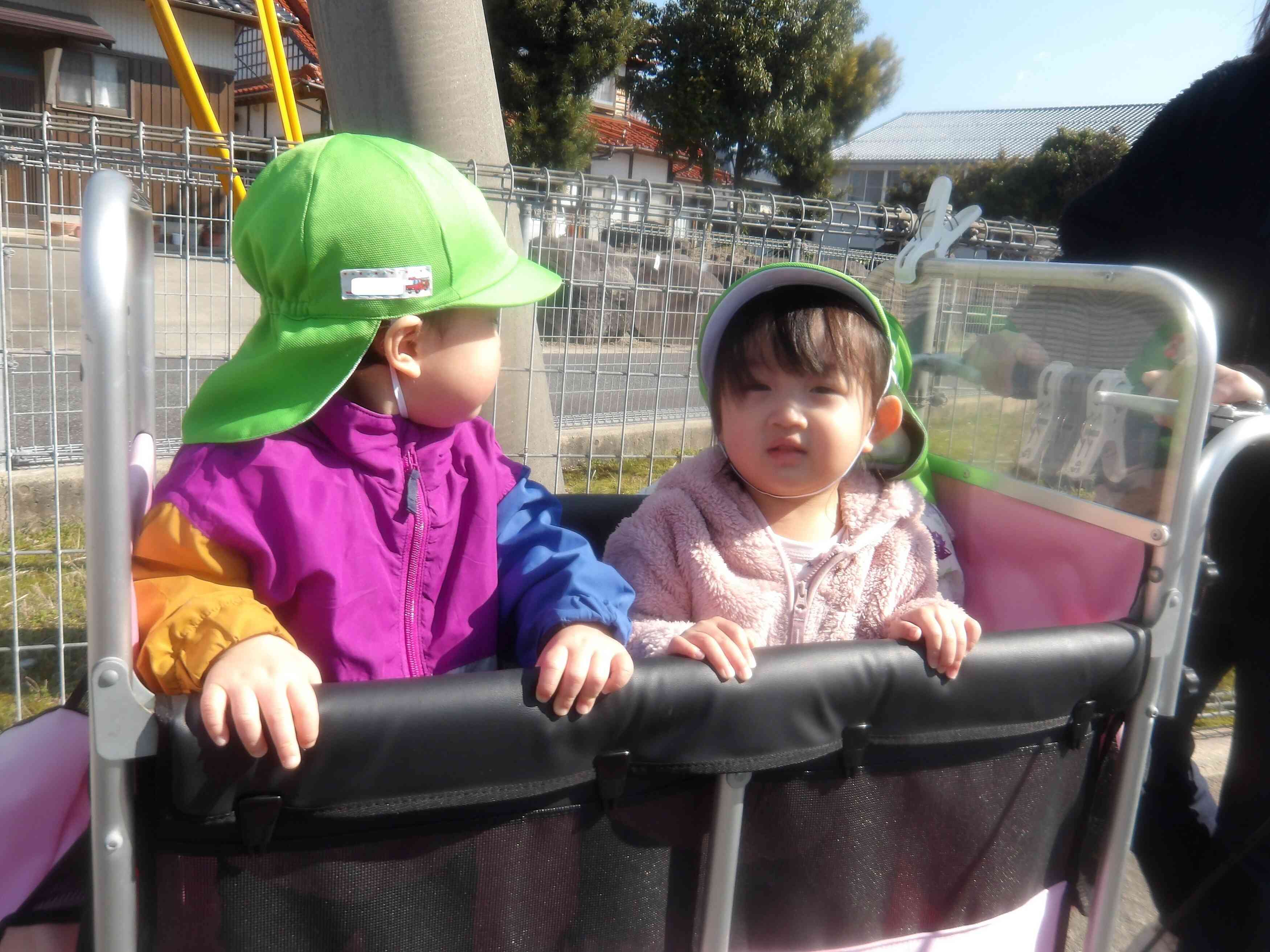 散歩車に乗って公園にレッツゴー！いろんな景色が見えて嬉しそうなＫちゃんでした。