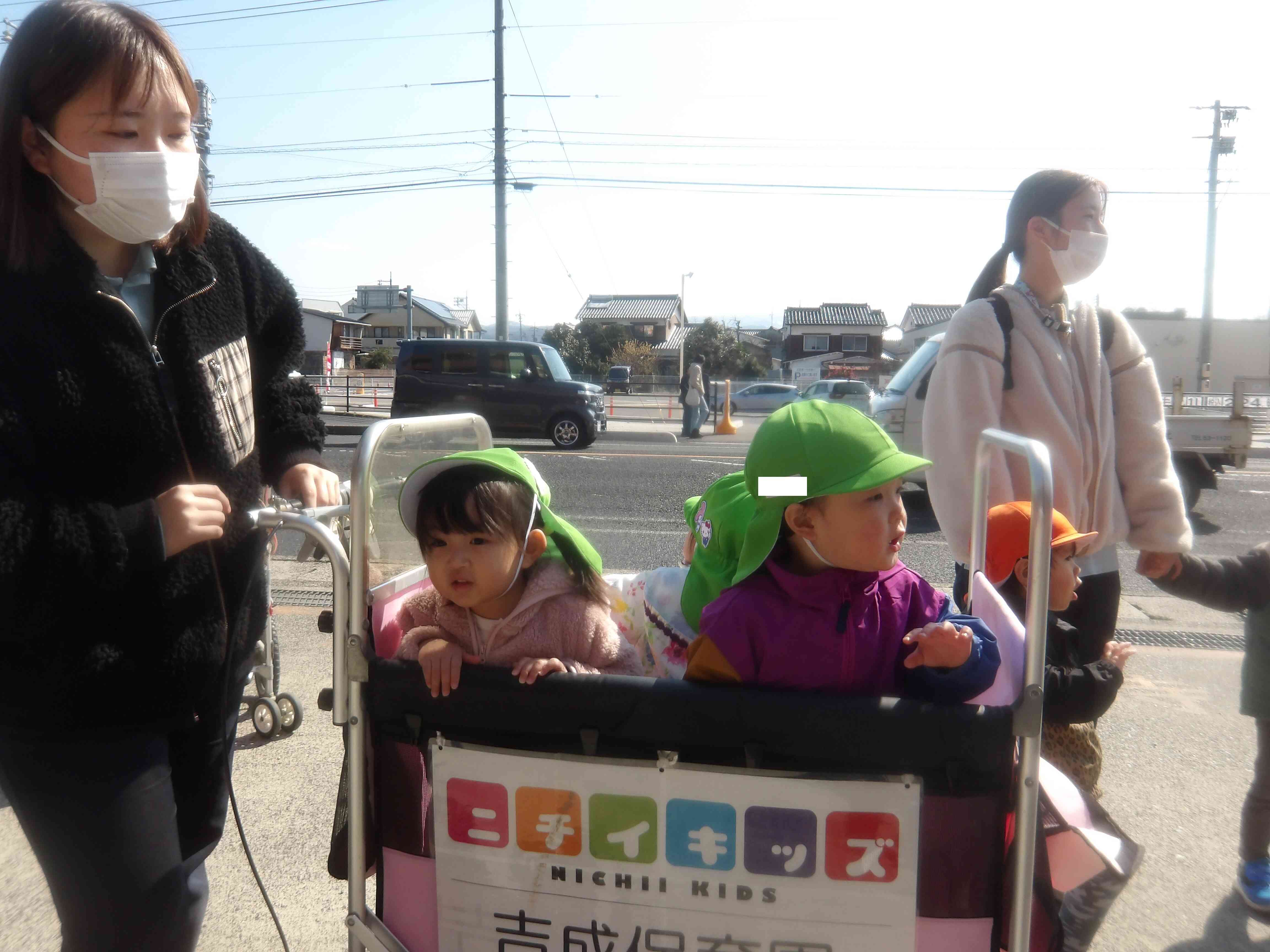 消防車や救急車に興味津々のKちゃんとS君