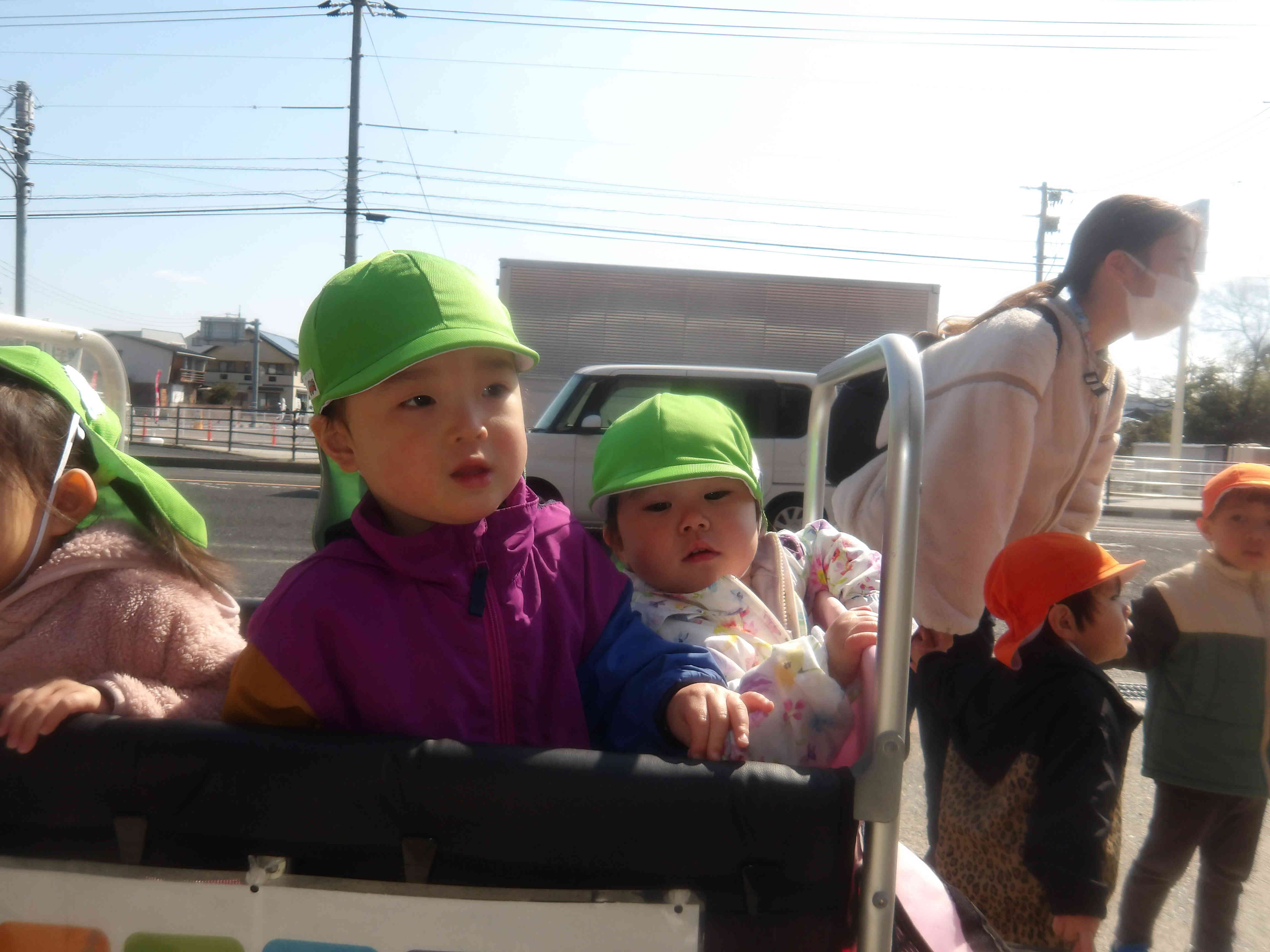 大きいはしご車を見て「大きいね」「かっこいいね」と大興奮なS君