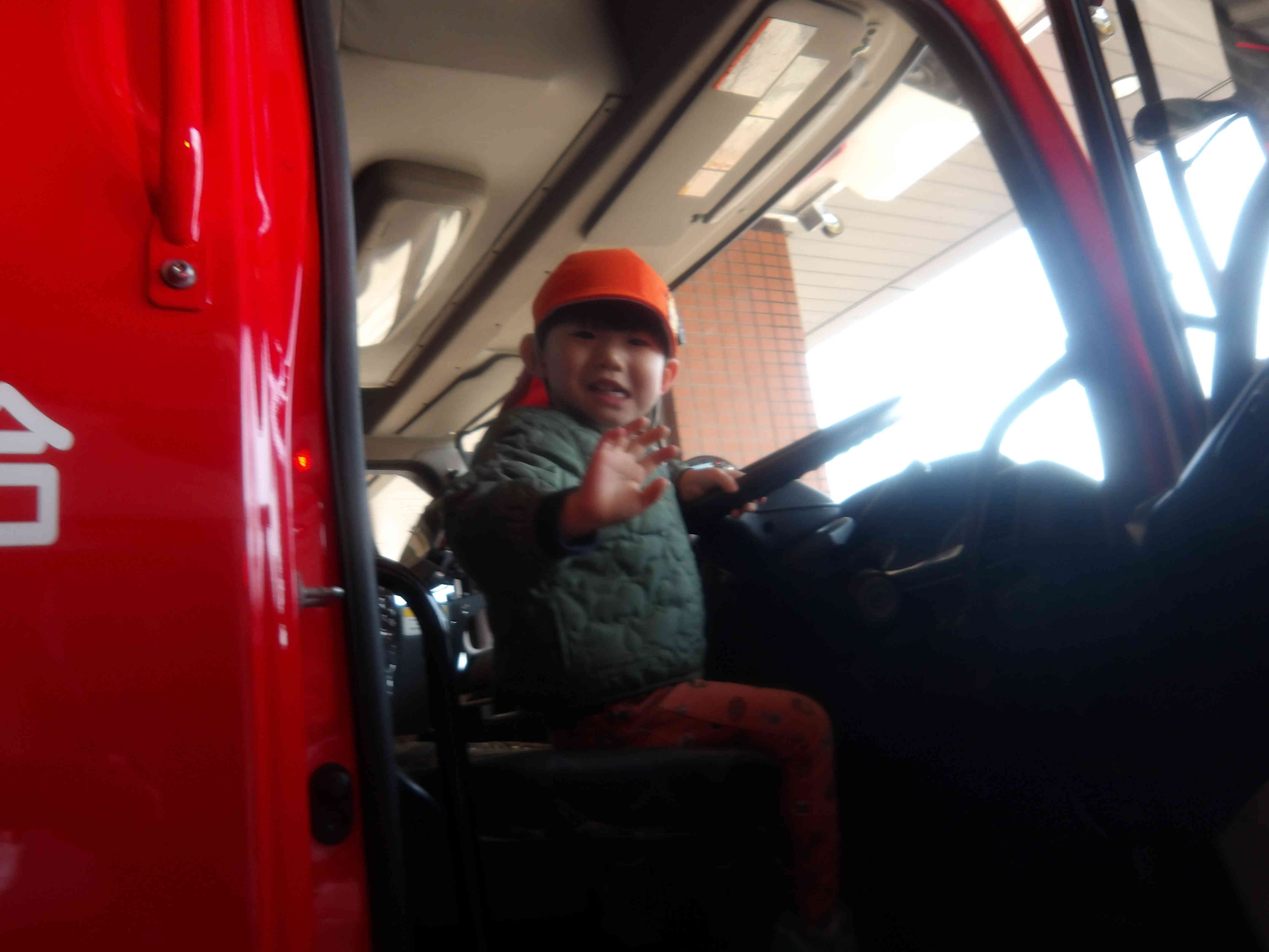 運転席に乗せてもらい、嬉しそうなM君