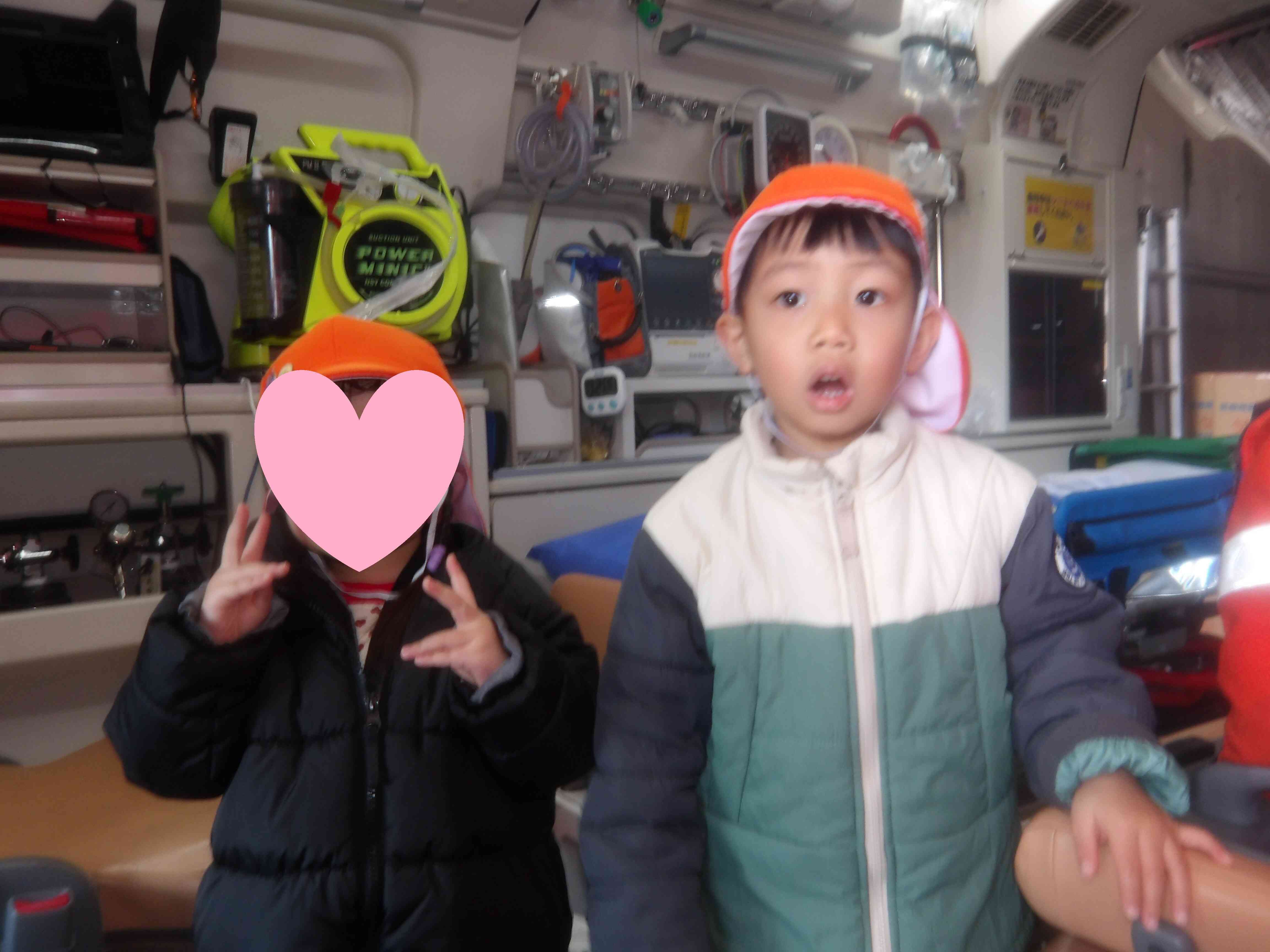 はいチーズ！救急車の中に何があるかな？と興味津々のAちゃんとT君でした