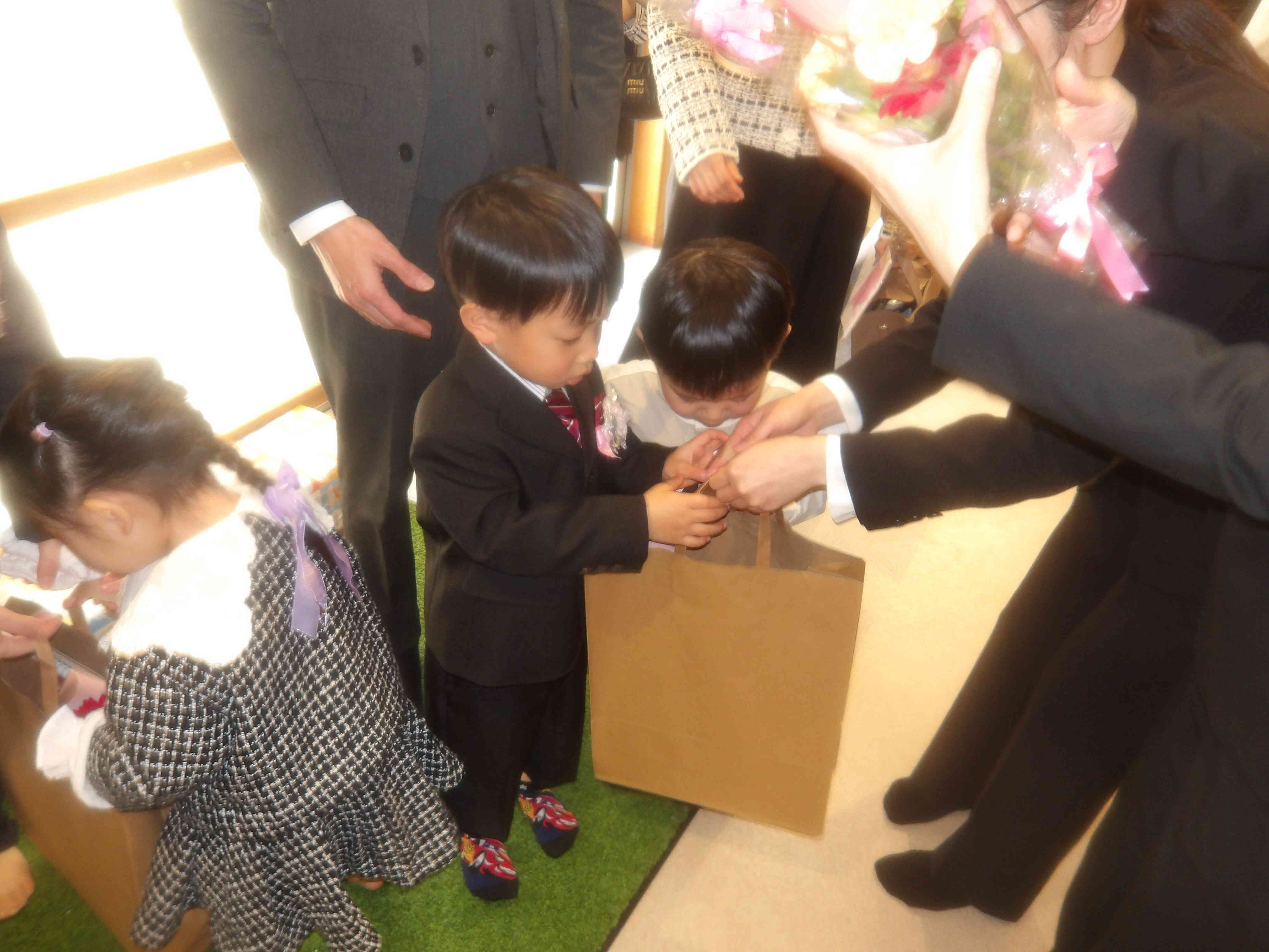 帰りにアルバムや証書、お花をもらって帰りました