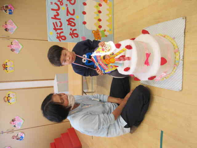 ふーふーと何度も吹いてくれました。　ろうそくの火、消えたかな？　誕生日、おめでとう。