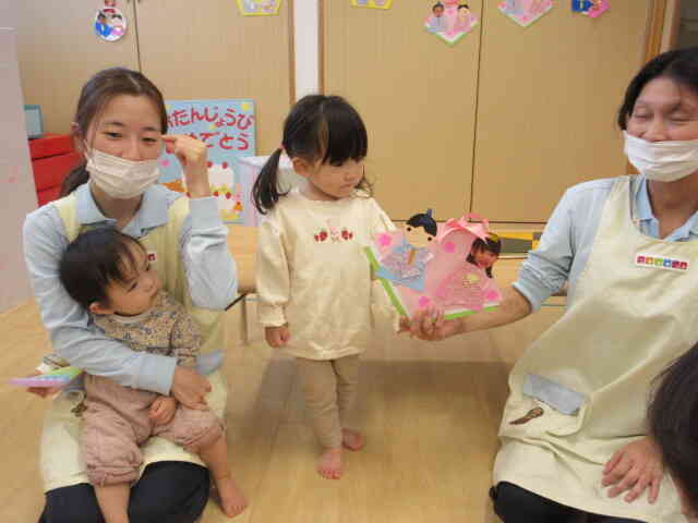 あひる組のEちゃん。自分でつくった、雛飾りを紹介してくれましたよ。