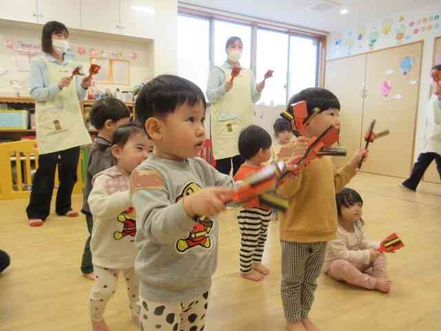 講師の先生の動きを真剣に見て真似をするうさぎ組のお友だちです。