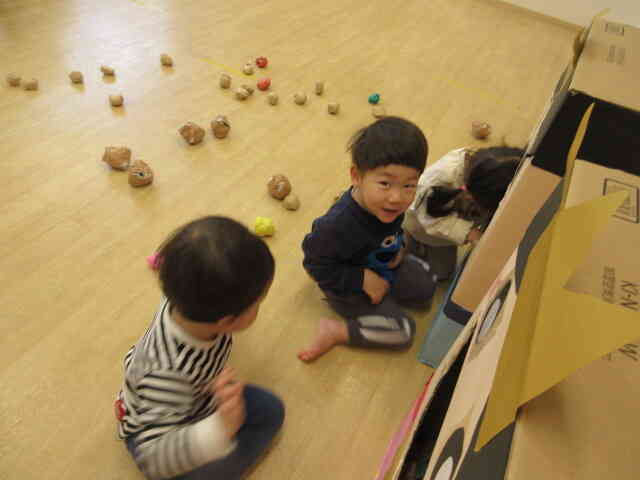 ひなあられを食べてね。