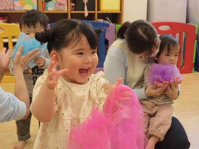 オーガンジーで遊ぶの楽しいね。