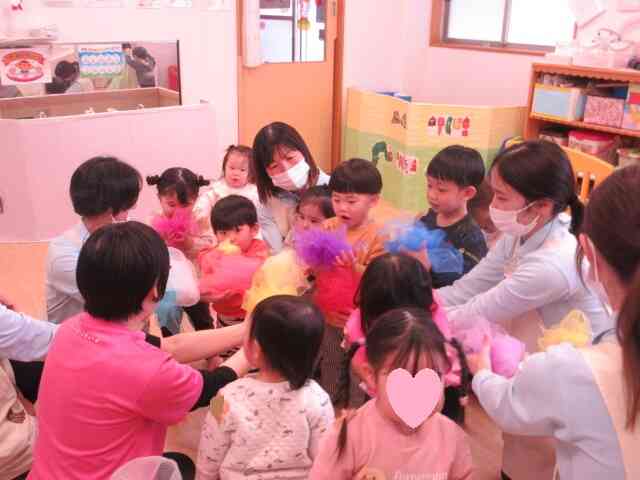 オーガンジーをたくさん集めて大きなお花をみんなで作りました。