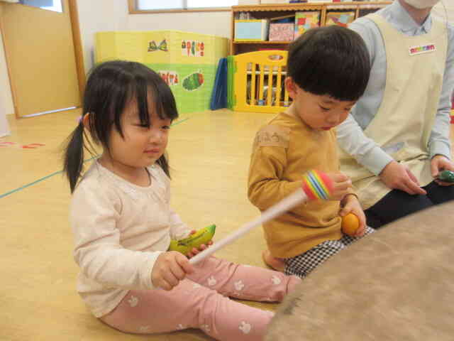 太鼓を嬉しそうに叩いているKちゃん。