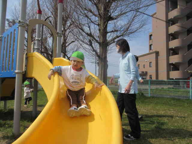 滑り台が大好きで何度も滑っていたⅯくんでした
