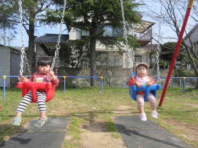 ブランコにちょっと緊張気味のⅯ君とＮちゃんでした