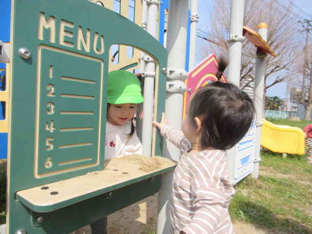 「いらっしゃいませ」とお店屋さんを楽しむＥちゃんとお客さんのＲちゃん