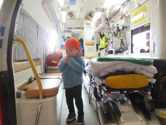 初めは少し怖かったけど、救急車に乗れてよかったね！帰りには「ピーポー乗れたね」と嬉しそうでした