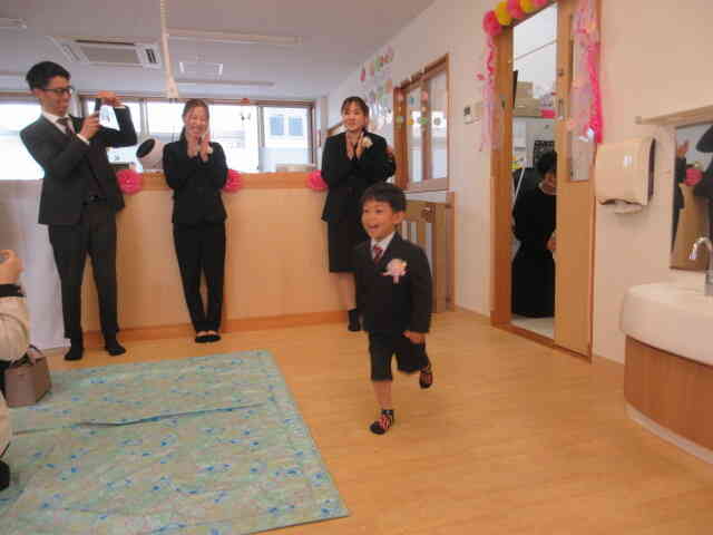 卒園児入場～嬉しそうに入場していました