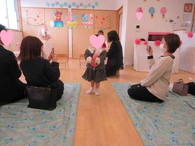 卒園児退場～園長先生からお花をもらって退場しました