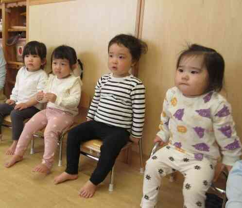 絵本を集中してみている子どもたち。楽しく学ぶことができました♡