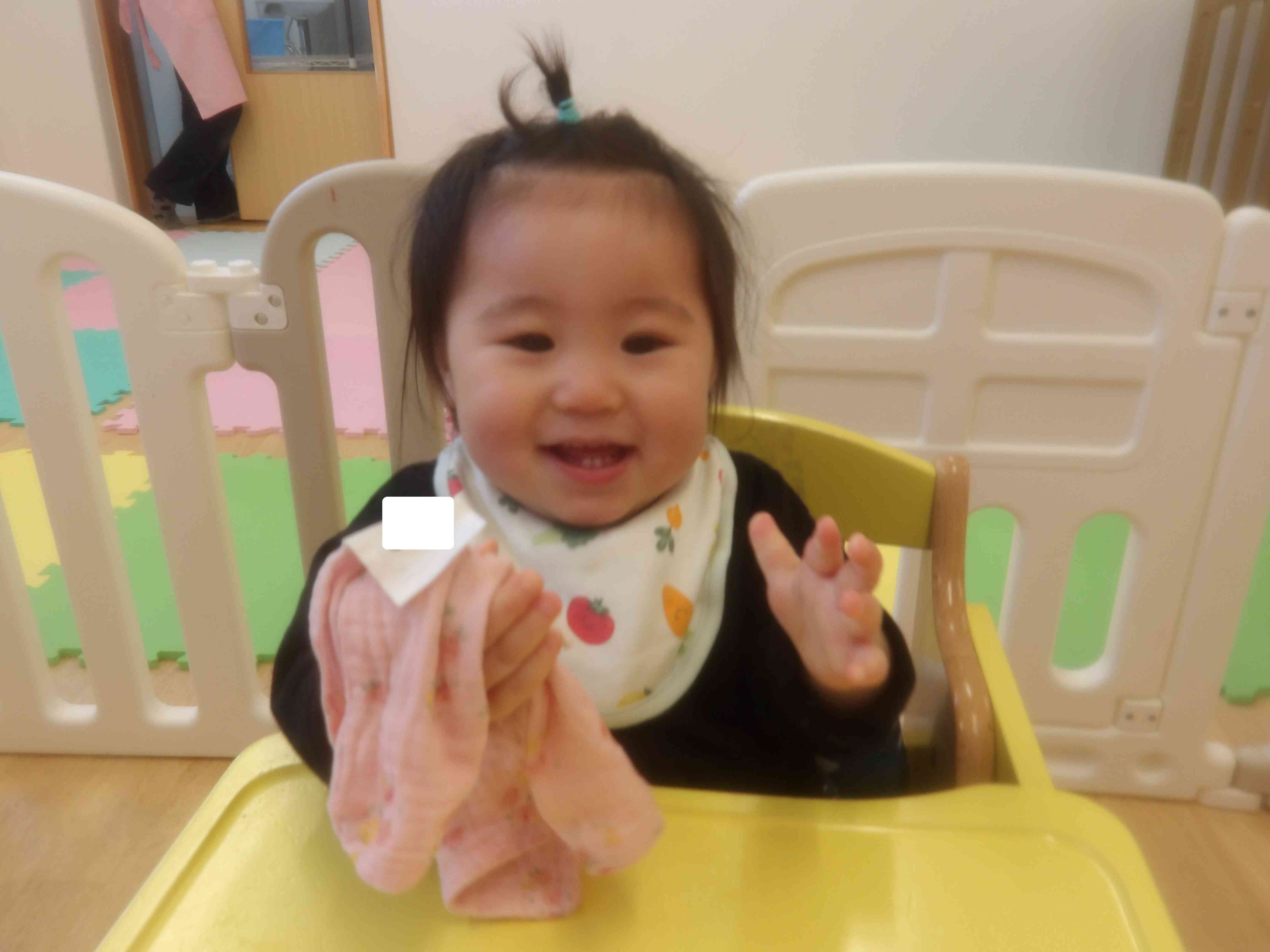 自分のおててを拭けるよ！　早く食べたいな