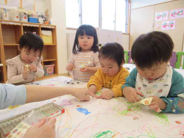 シール貼りに夢中！