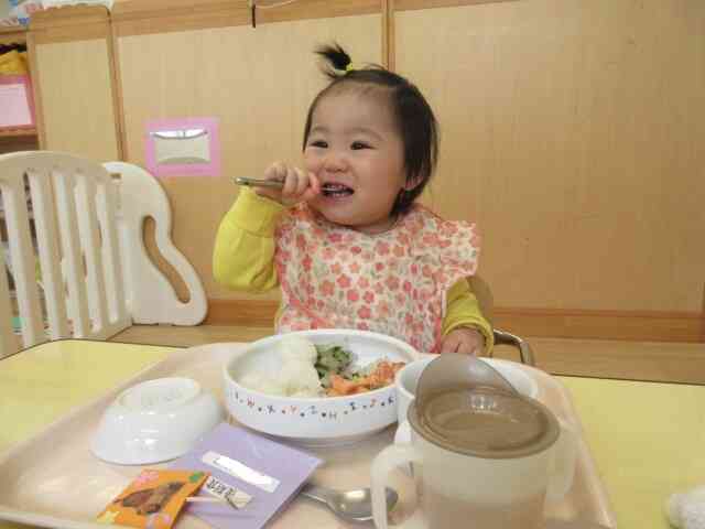 お誕生日給食美味しいね。ニコニコ笑顔でおかわりをたくさんしました。
