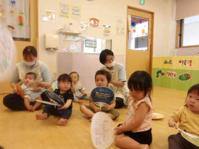 うちわって楽しいね。あおいだり手でパチパチ叩いたりと楽しんでいました。