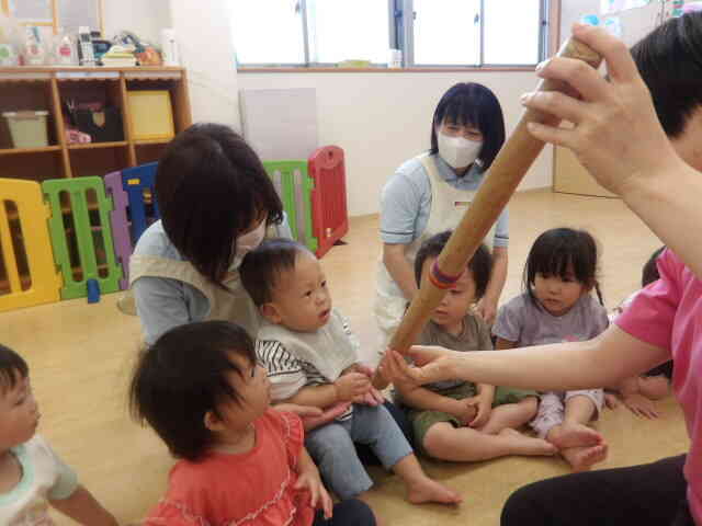 これは何だろうと不思議そうな表情を浮かべるHくんです。
