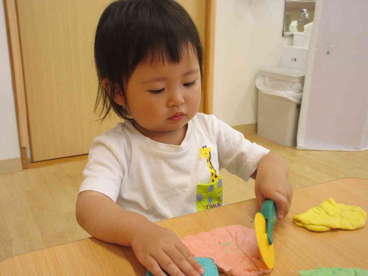よいしょ、よいしょとローラーを使って頑張って粘土を切ろうとしています