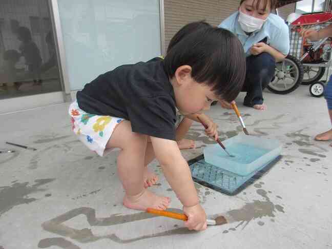 水でお絵描きをしたよ！(1歳児：あひる組)