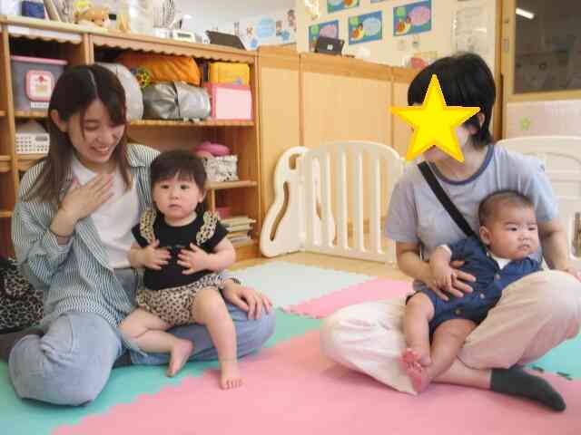 絵本をお母さんと一緒に見て真似っこしているNちゃん。