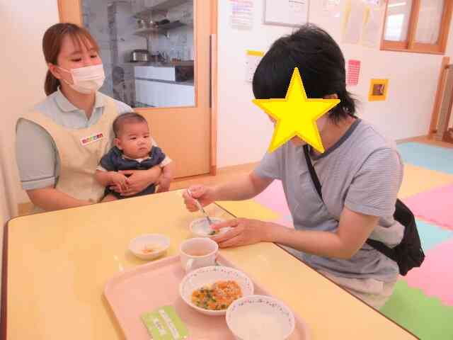 お母さんが試食しているのを羨ましそうに見ているIくん。
