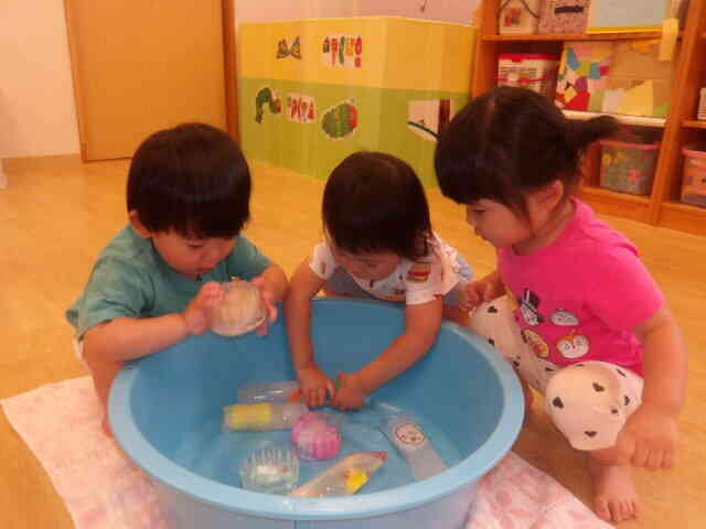 感触遊びを楽しみました！（０．１歳児：ひよこ組・あひる組）