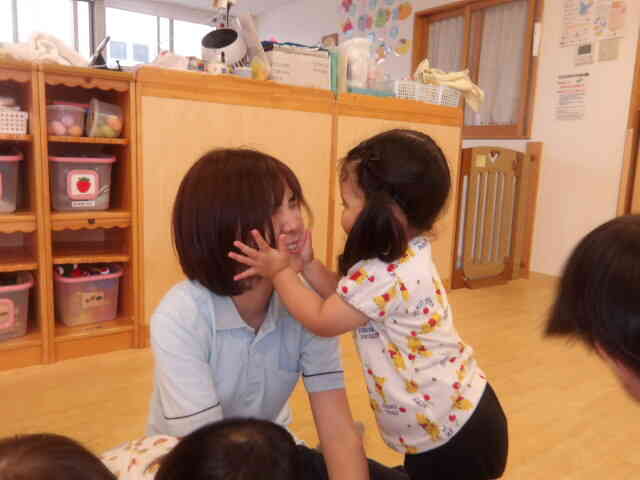 氷を触って先生のほっぺにペタ！「冷たいでしょ！」とTちゃん。