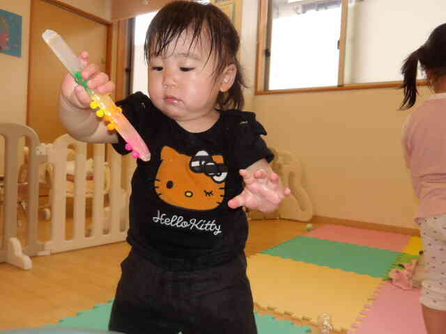 氷を持って中に何が入ってるのか不思議そうに見ていたNちゃん。