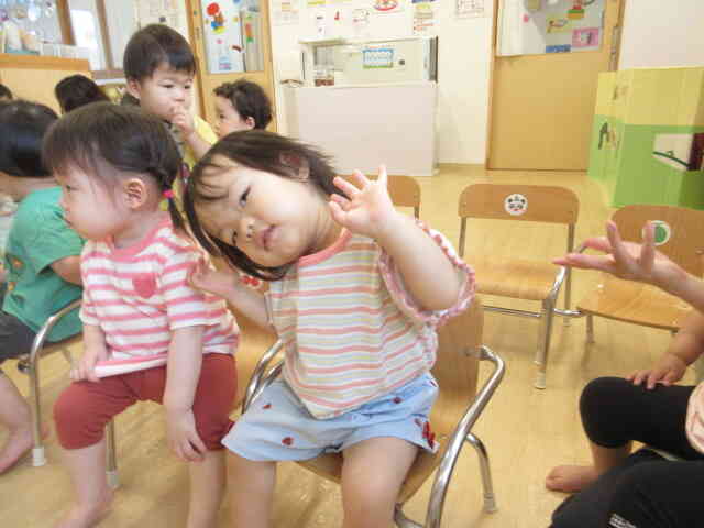 七夕の歌に合わせて体を揺らして手をキラキラしていたあひる組のRちゃんです