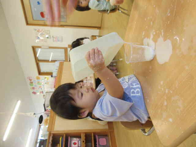 片栗粉遊びに夢中のⅯくん、じっくりと遊び込んでいましたよ