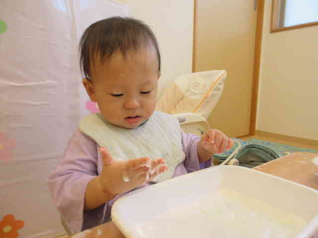 ”これはなんだろう”と不思議そうに手についた片栗粉を観察していましたよ。