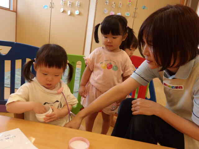 お医者さんごっこで診察中。「おくすりです」と塗ってくれました
