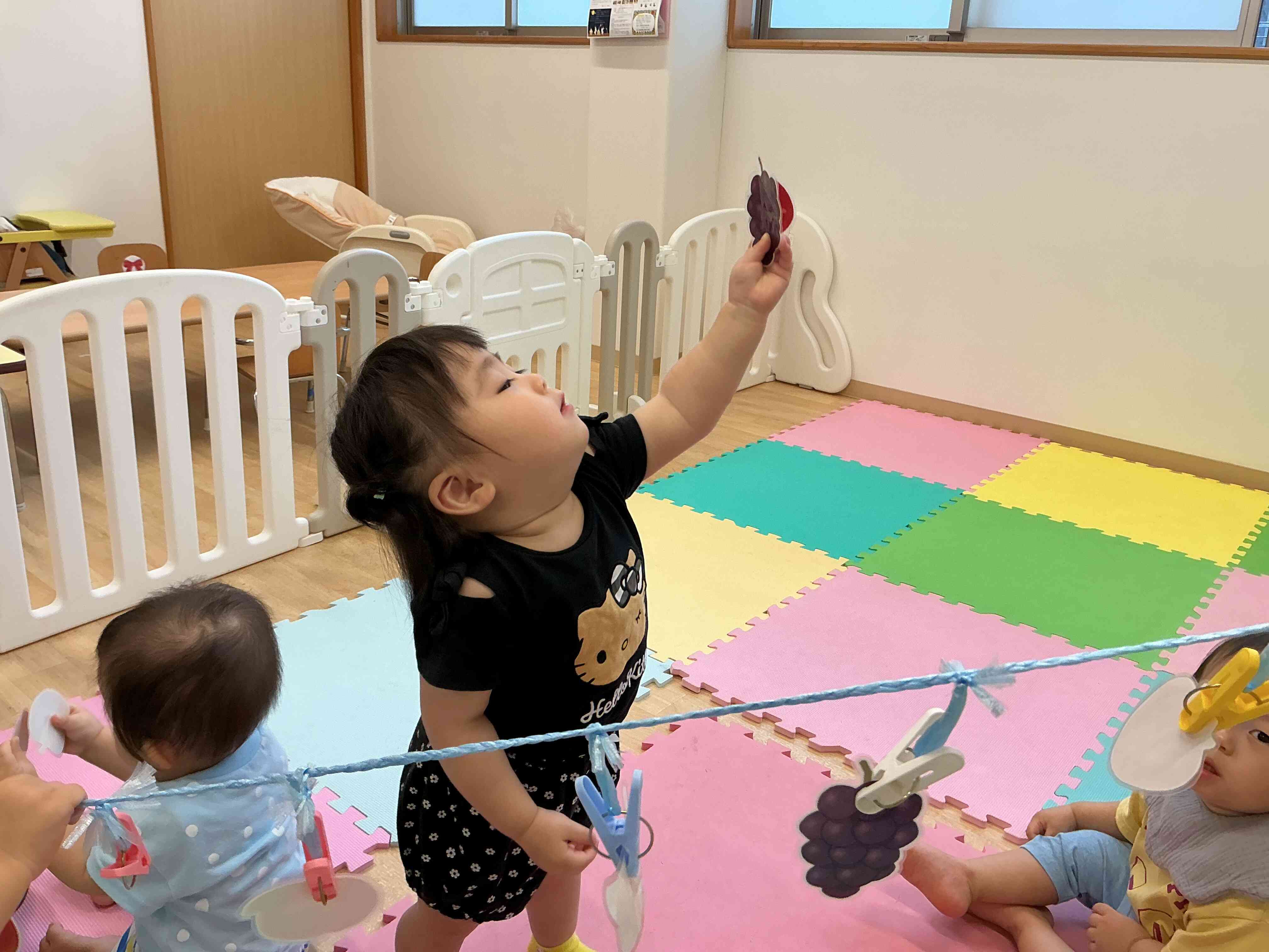 フルーツ狩りでぶどうをとることができて嬉しそうなひよこ組のNちゃんです
