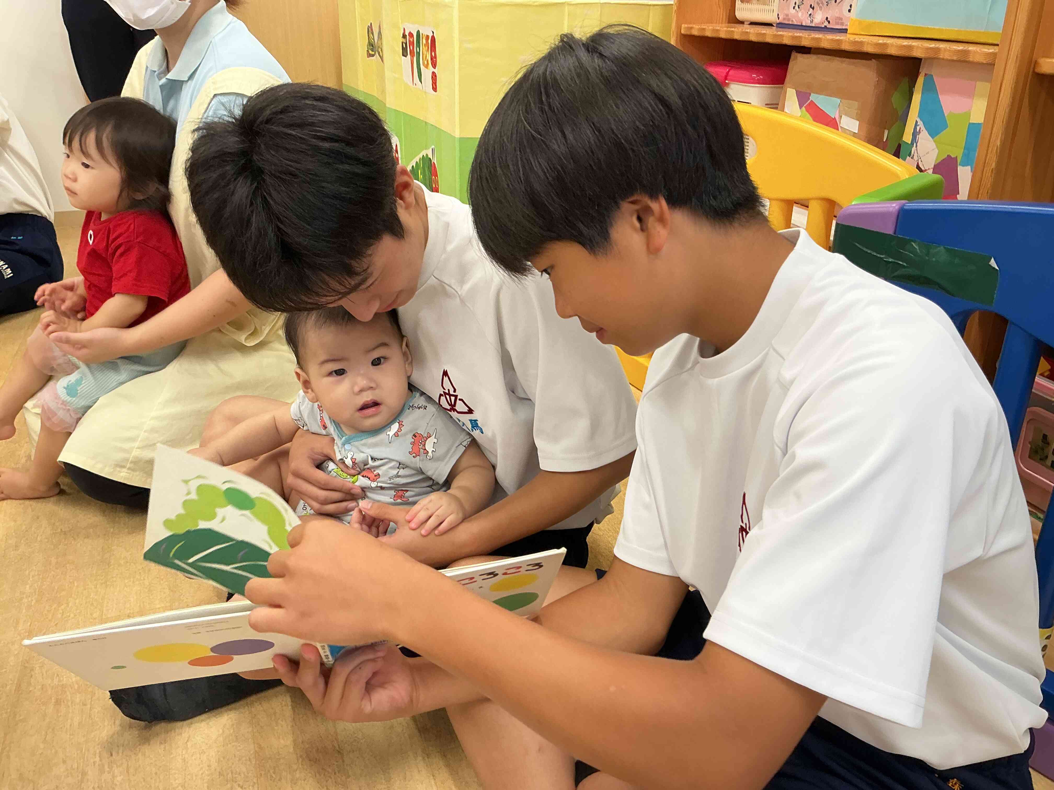 ひよこ組のお友だちも絵本の読み聞かせをしてもらったよ