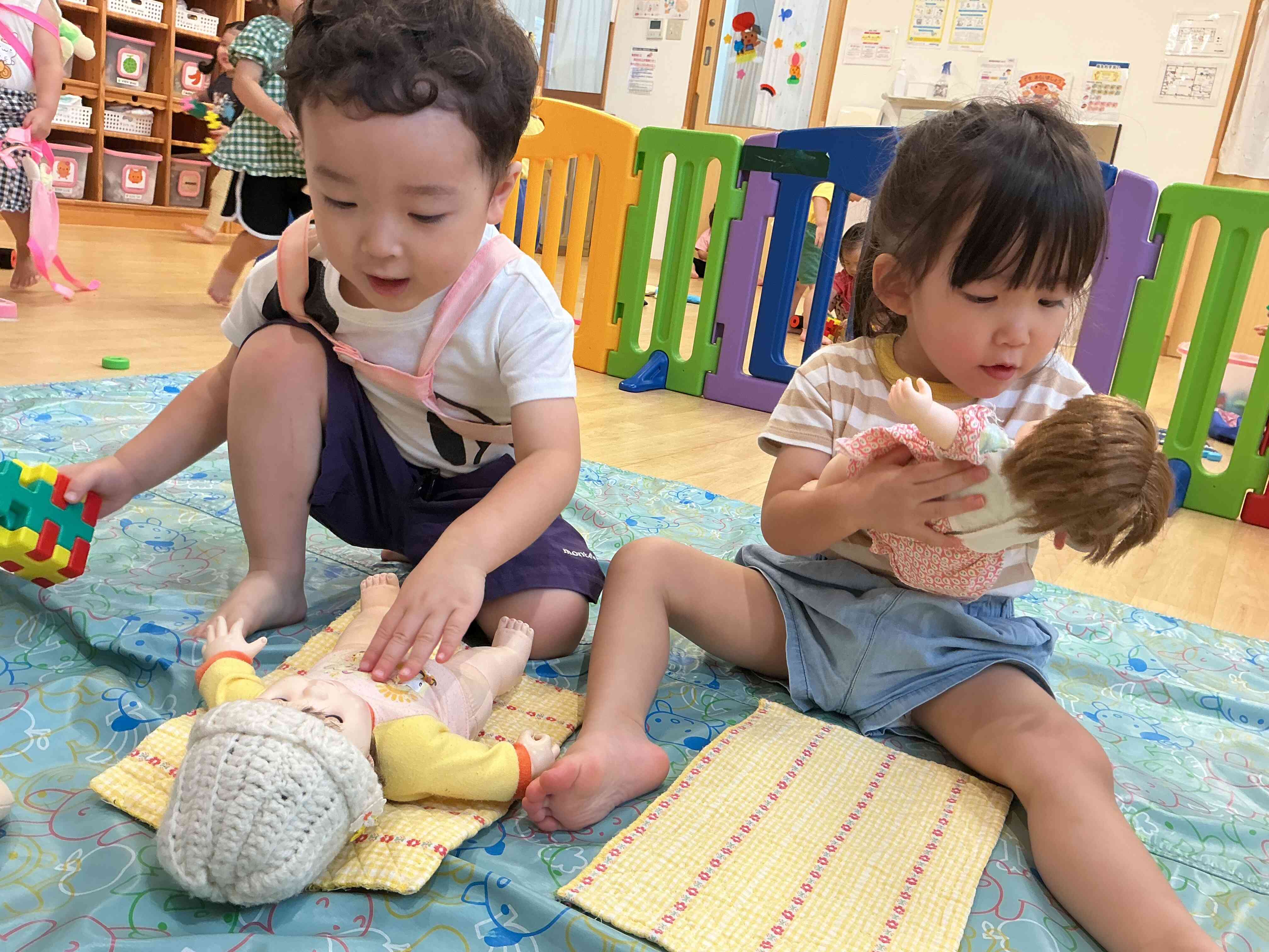 人形遊びが最近ブームな様子♡話しかけている姿が可愛いです